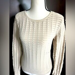 NWOT NUX Ivory Long Sleeve Stretch Crop Top Size S with Cut Out Keyhole Back